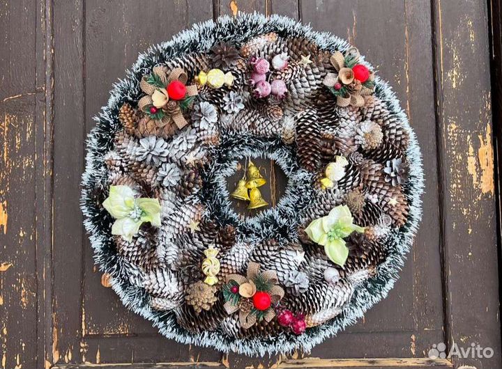 Новогодний венок из шишек