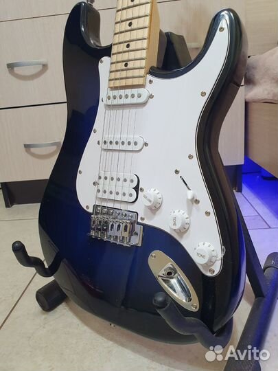 Электро гитара состояние новой + чехол и провод
