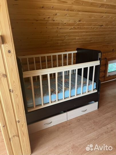 Детская кроватка с маятником