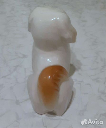 Фарфоровая статуэтка собаки 