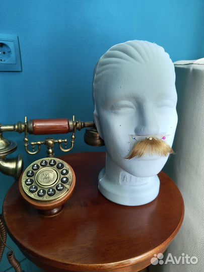 Накладные усы, постиж