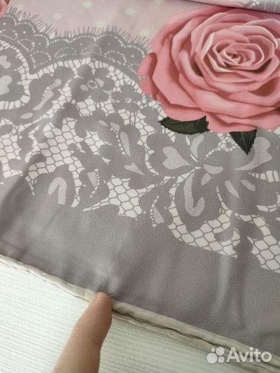 Валентино Новый шёлковый платок с розочками