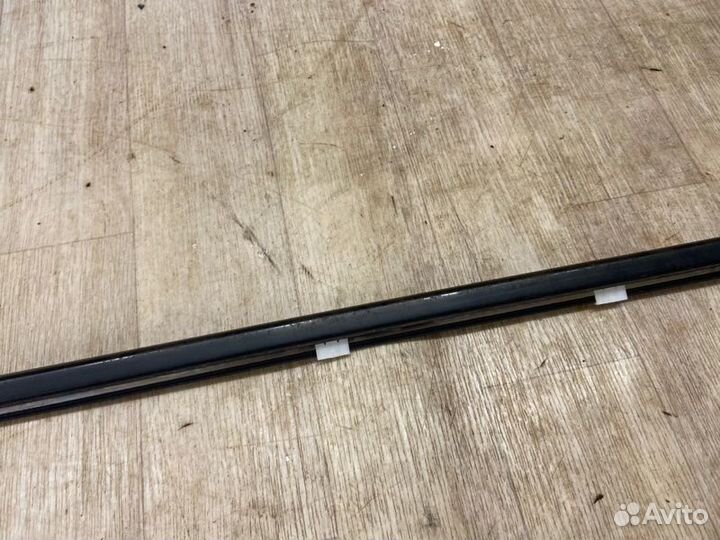 Бархотка (молдинг стекла двери ) передняя левая