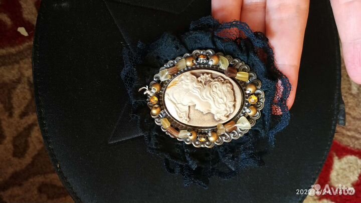 Винтажная брошь Камея с камнями