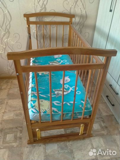 Детская кроватка с маятником