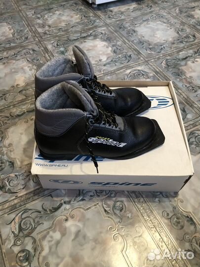 Лыжные ботинки 39 размер почти новые