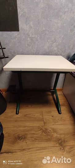 Школьная парта и стул