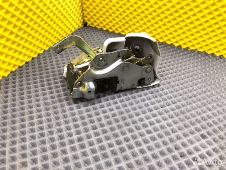 Замок двери задний правый Mercedes-Benz 190 W201