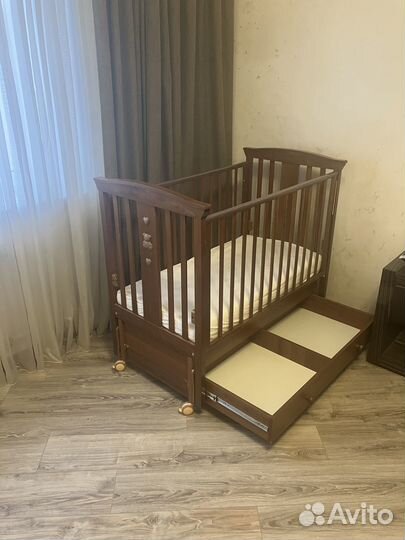 Детская кроватка с маятником и ящиком