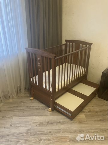 Детская кроватка с маятником и ящиком