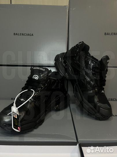 Кроссовки balenciaga runner на руках