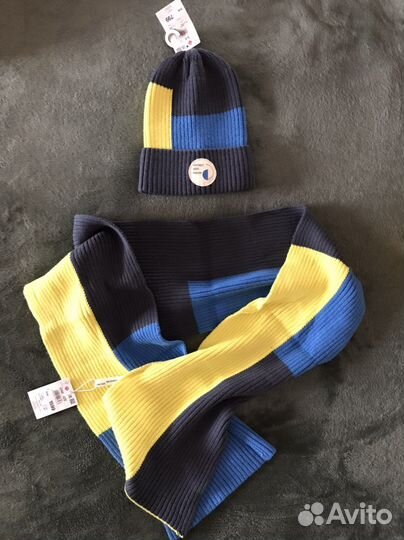 Красивый комплект из шапки и шарфа доя мальчика