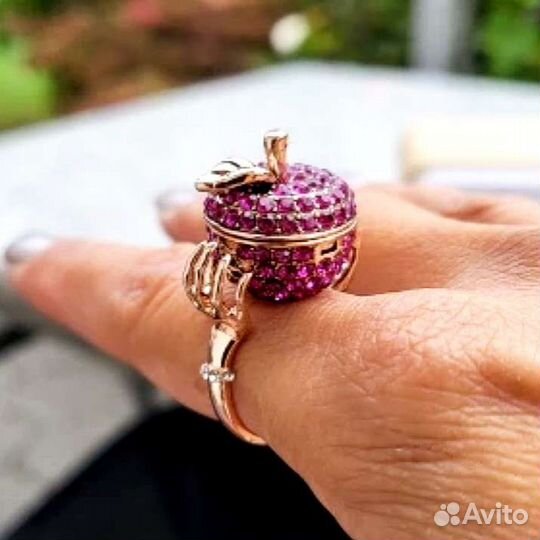 Кольцо Яблоко с тайником открывается всё в стразах