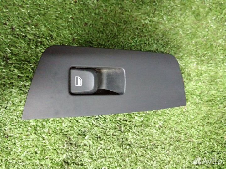 Кнопка стеклоподъемника передняя правая Audi A1