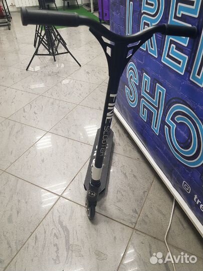 Трюковый самокат серебристый