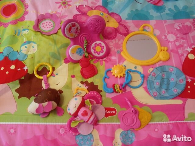 Продам развивающий коврик с мобилем