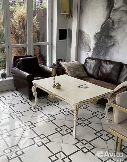 Журнальный столик с мраморной столешницей