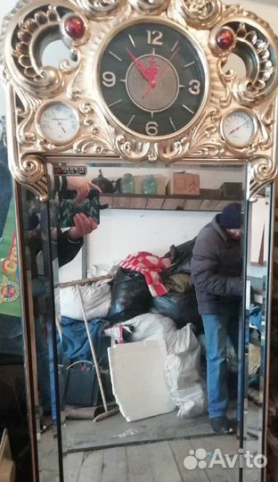 Зеркало с часами