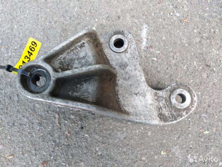 Кронштейн кпп Renault Laguna 1 7700818749