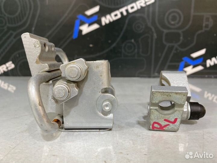 Петля двери задняя левая Volkswagen Passat B5 AMX