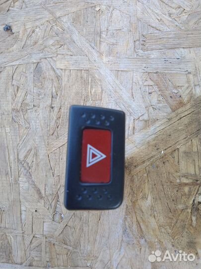 Кнопка аварийки Nissan Bluebird U14