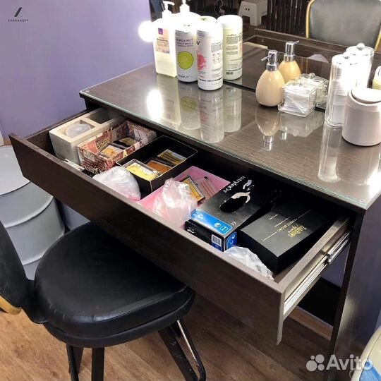 Туалетный столик визажиста с гримерным зеркалом