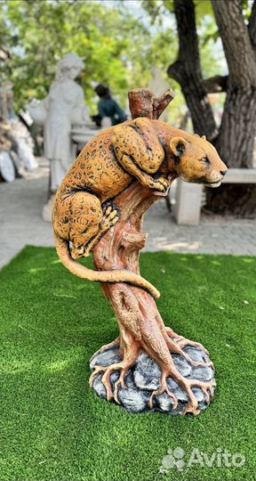 Пантера на дереве