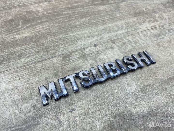 Шильдик крышки багажника Mitsubishi