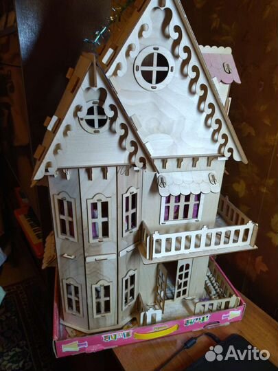 Деревянный кукольный домик с мебелью