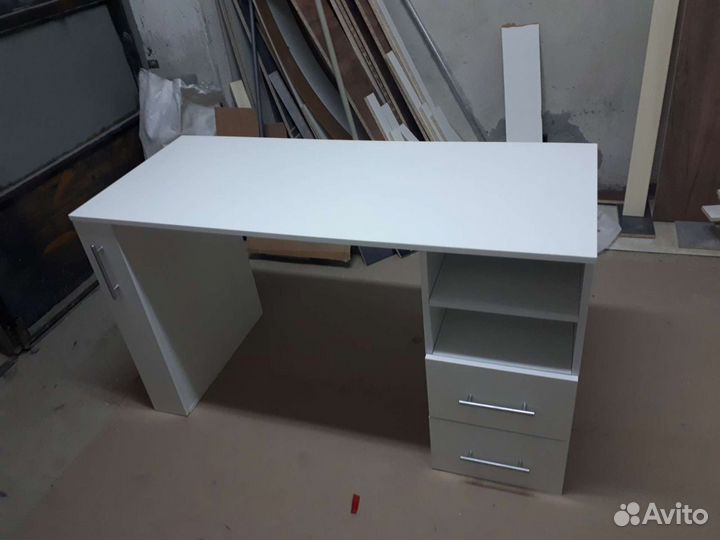 Маникюрный стол