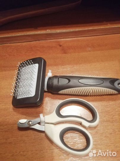 Ножницы и щетка