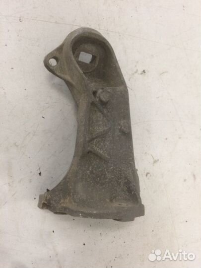 Кронштейн двигателя Audi 100 C3 MC