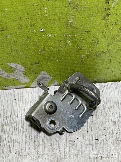 Ответная часть замка багажника Шкода Октавия А4