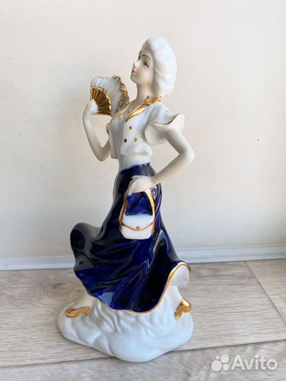 Статуэтка фарфоровая девушка с веером