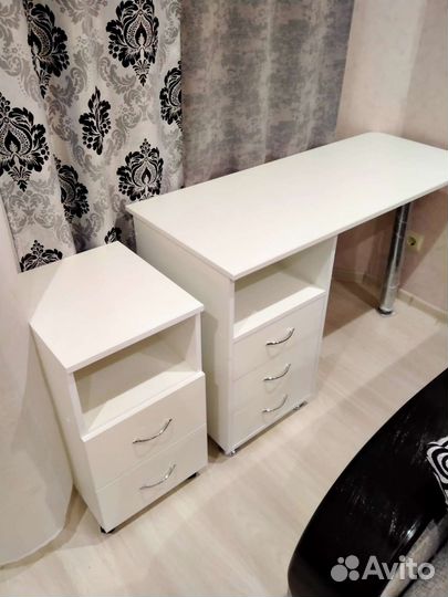 Маникюрный стол