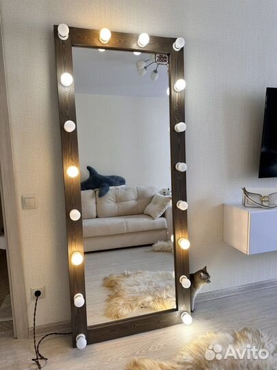 Гримерное зеркало с лампочками