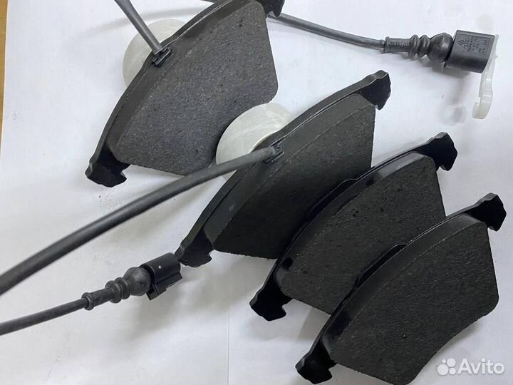 1 комплект тормозных накладок 7L6698151B