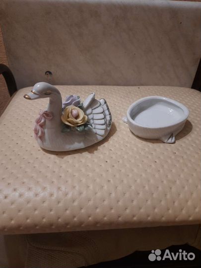 Статуэтка-шкатулка лебедь