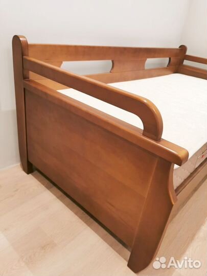 Кровать из массива бука с матрасом и тумбочкой