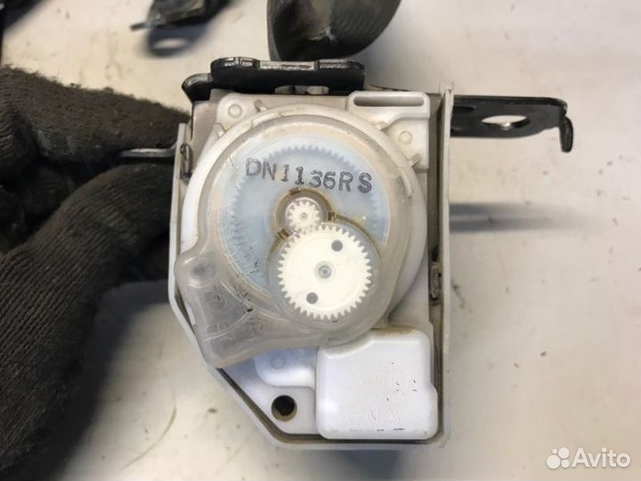 Ремень безопасности задний Mitsubishi Lancer седан