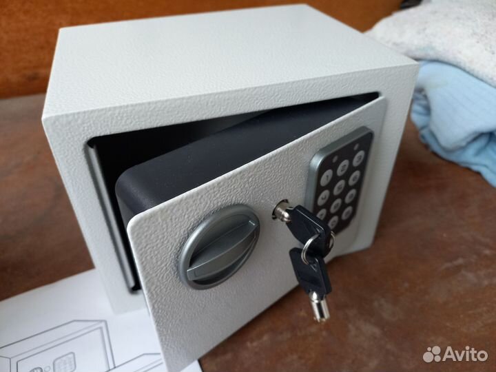 Сейф металлический