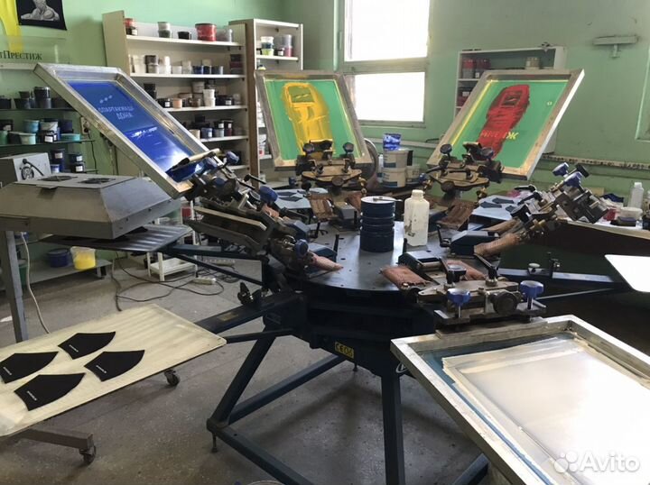 Ученик, печатник в шелкографию