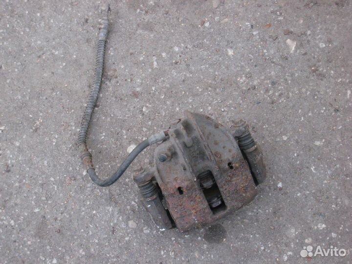 Суппорт тормоза передний правый Mitsubishi Carisma