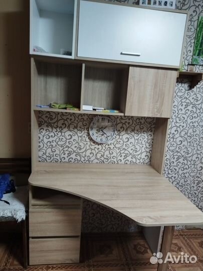 Письменный стол с ящиками и полками