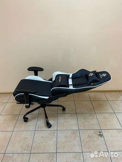 Игровое, геймерское кресло с подставкой для ног