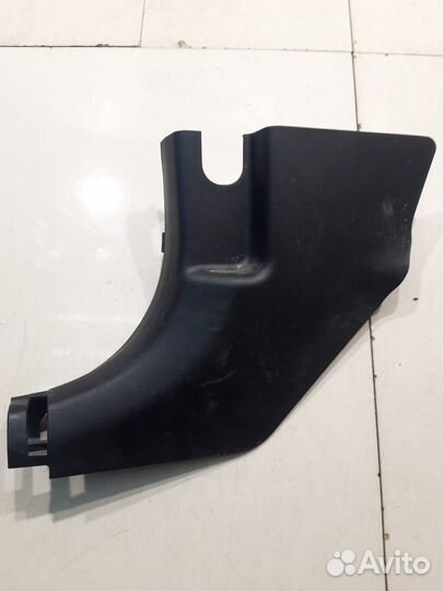 Внутренняя накладка порога (передний левый угол)