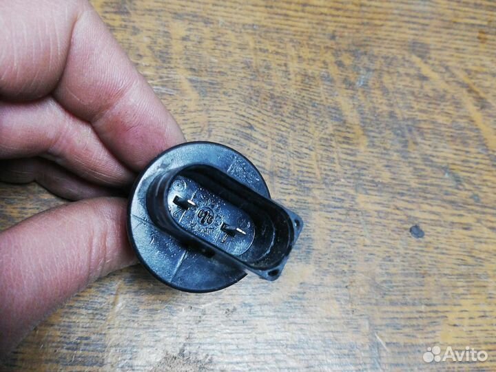 Датчик уровня жидкости стеклоомывателя Ауди Q7