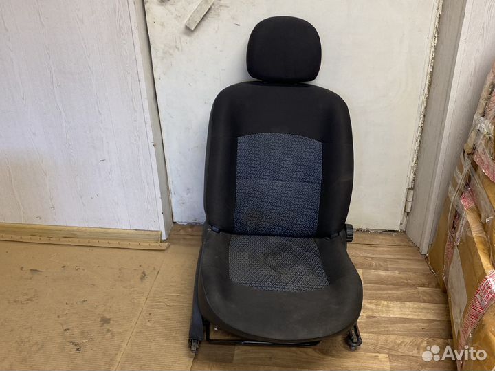 Сиденье переднее правое Renault Symbol 2 2008г.в