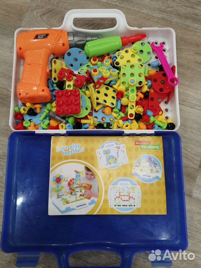 Игрушечный шуруповерт и чемодан с гайками болтами