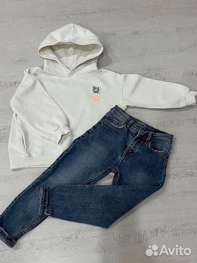 Толстовка и джинсы